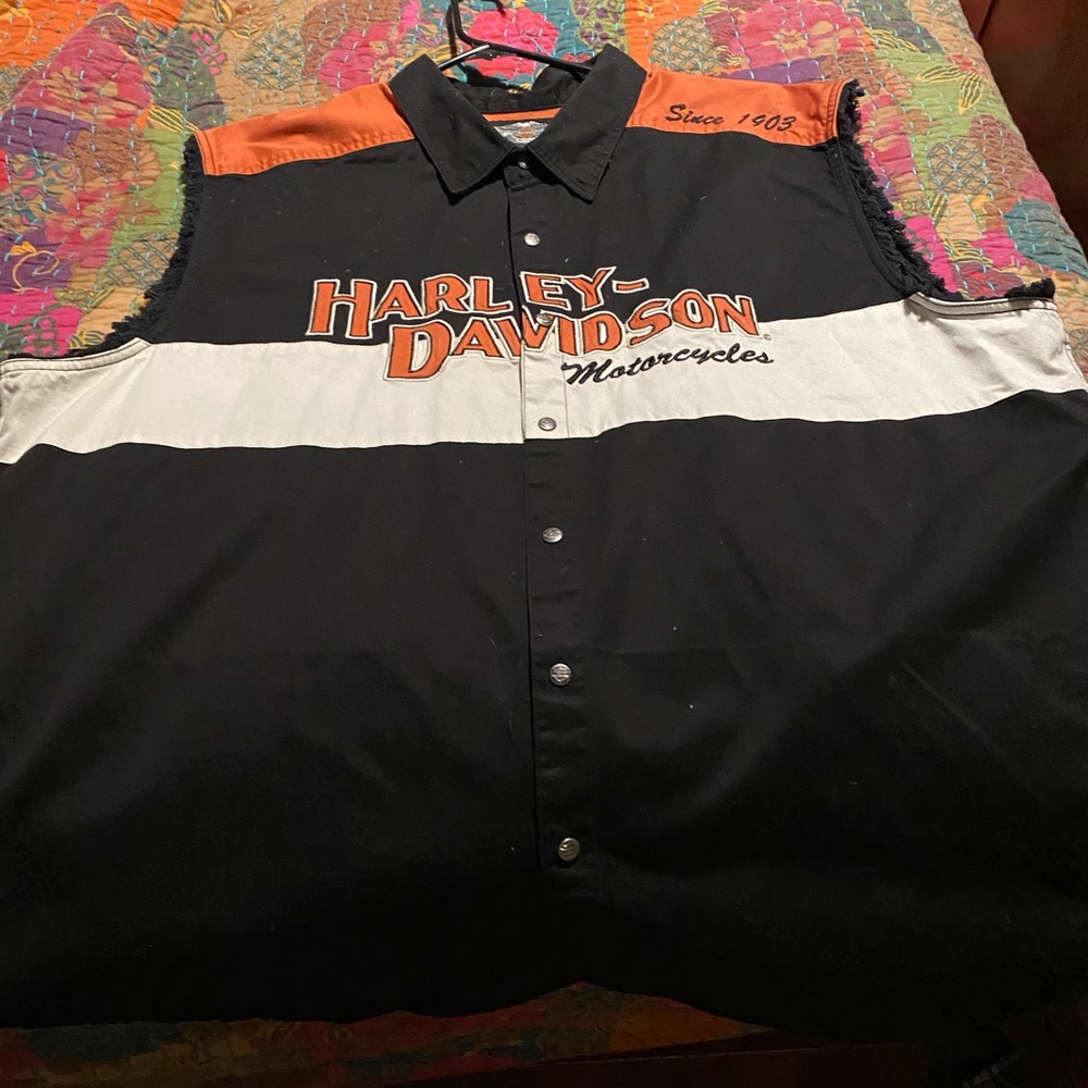 Brand new never worn, Men’s Harley Davidson button down sleeveless shirt! 3xl
